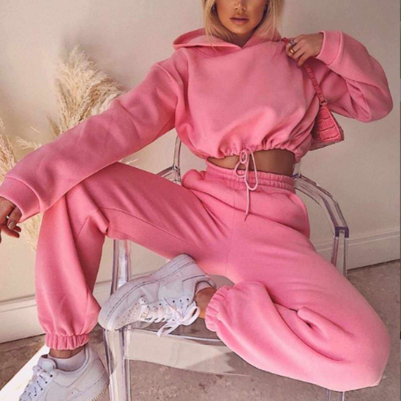 Pink jogging suit for women, comfortable and breathable, ideal for day and night runs.