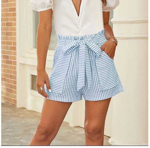 Loose striped shorts with a bow, ideal for stylish commuting.